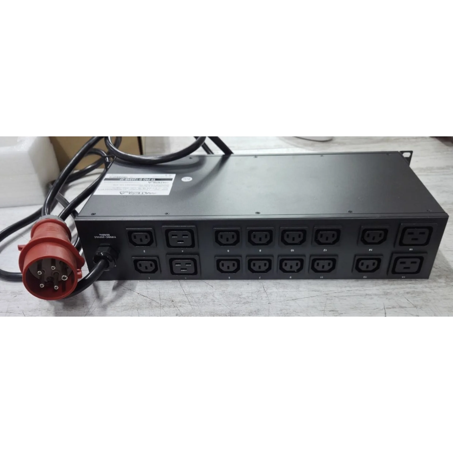 Управляемый блок розеток Tesla Power серии PRO 16 розеток, 3 фазный