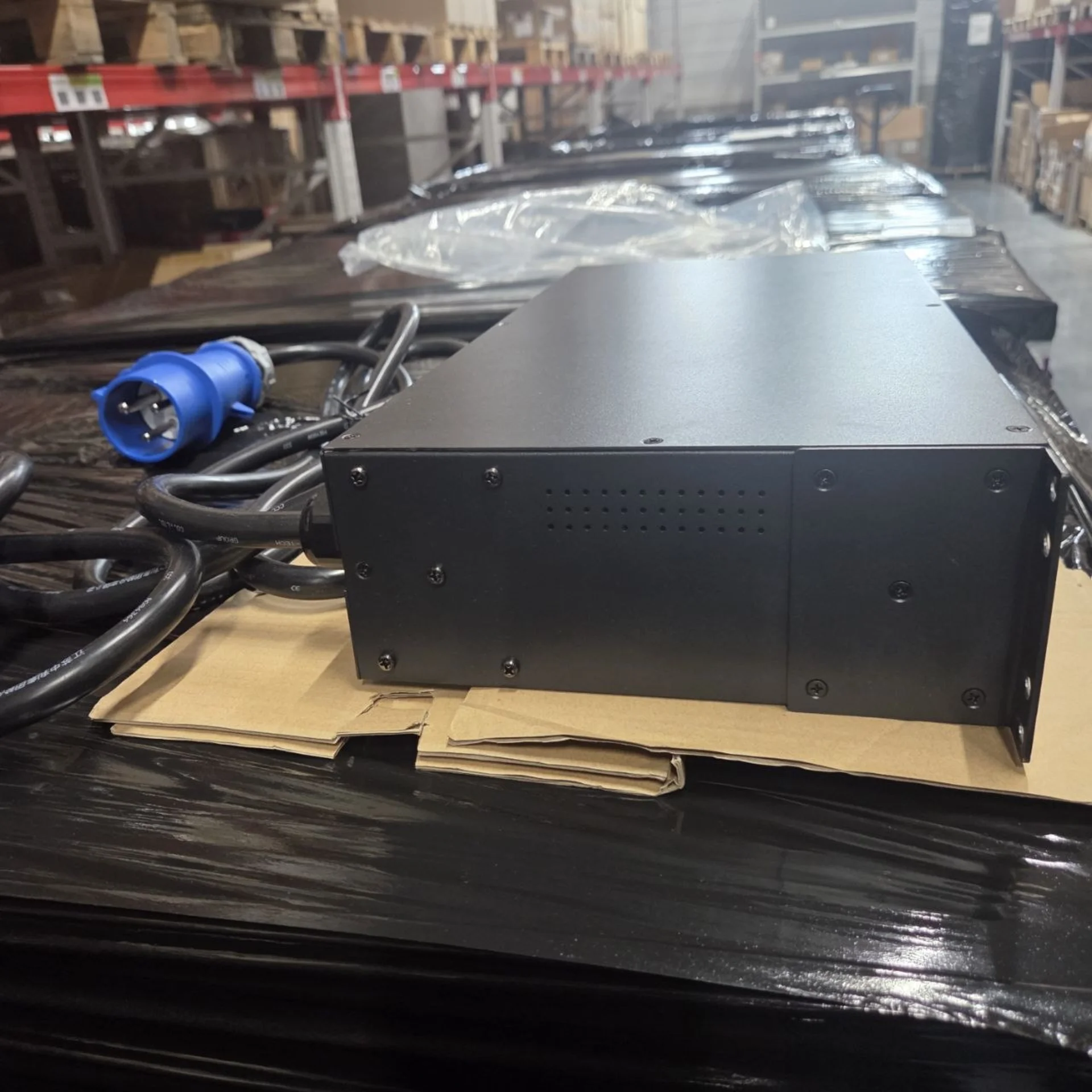 Стоечный переключатель нагрузки Tesla Power 2U 16хC13, 2хC19, вход IEC60309 (32A 230 В 2P+E)