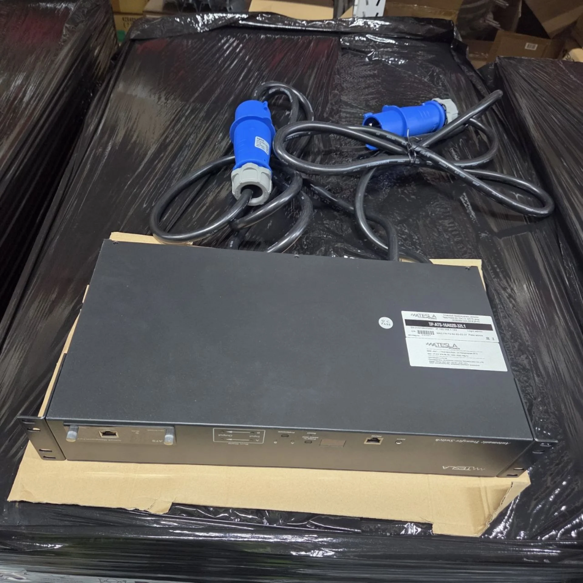 Стоечный переключатель нагрузки Tesla Power 2U 16хC13, 2хC19, вход IEC60309 (32A 230 В 2P+E)