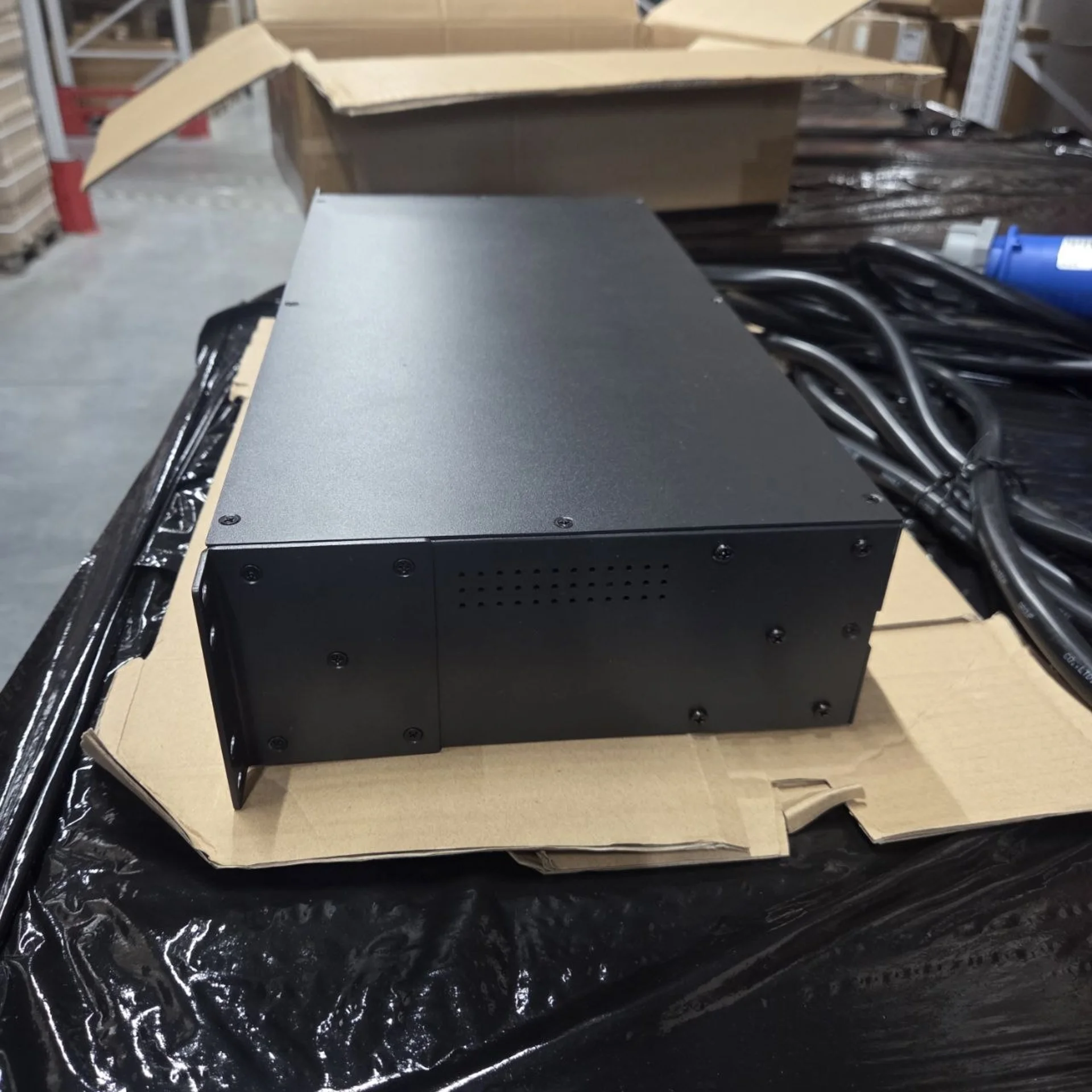 Стоечный переключатель нагрузки Tesla Power 2U 16хC13, 2хC19, вход IEC60309 (32A 230 В 2P+E)