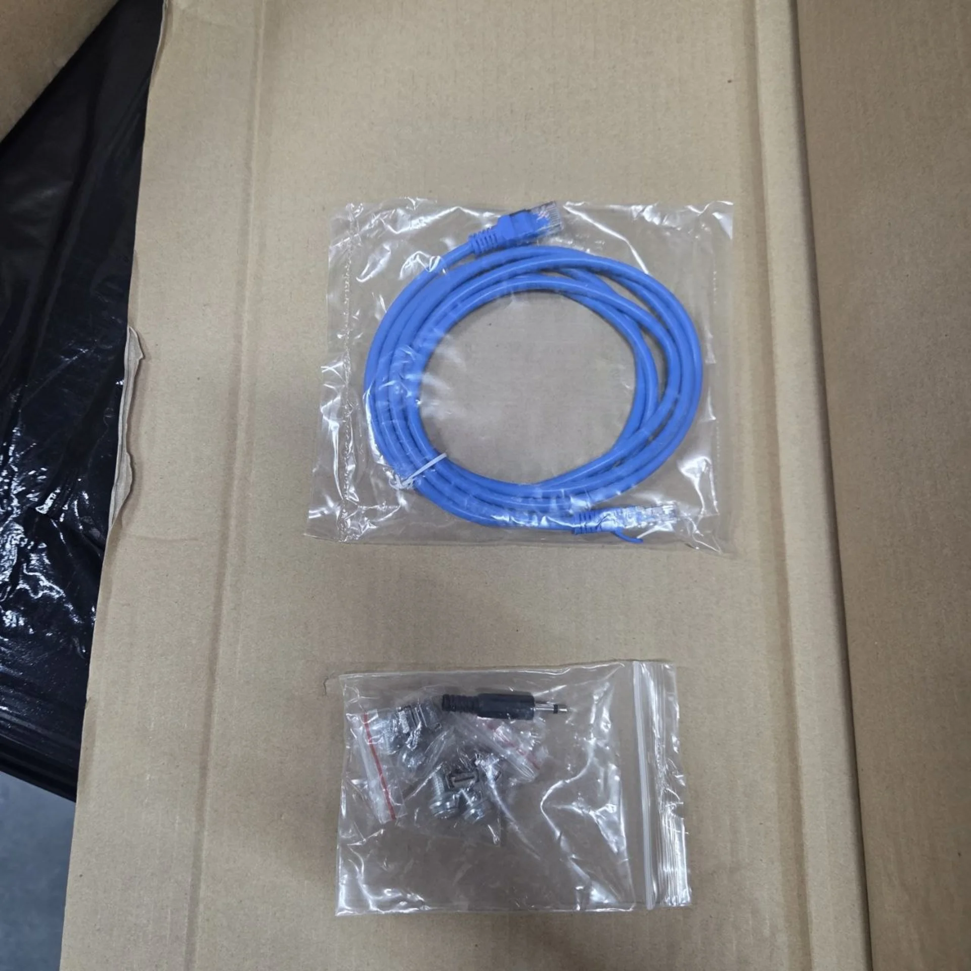 Стоечный переключатель нагрузки Tesla Power 2U 16хC13, 2хC19, вход IEC60309 (32A 230 В 2P+E)