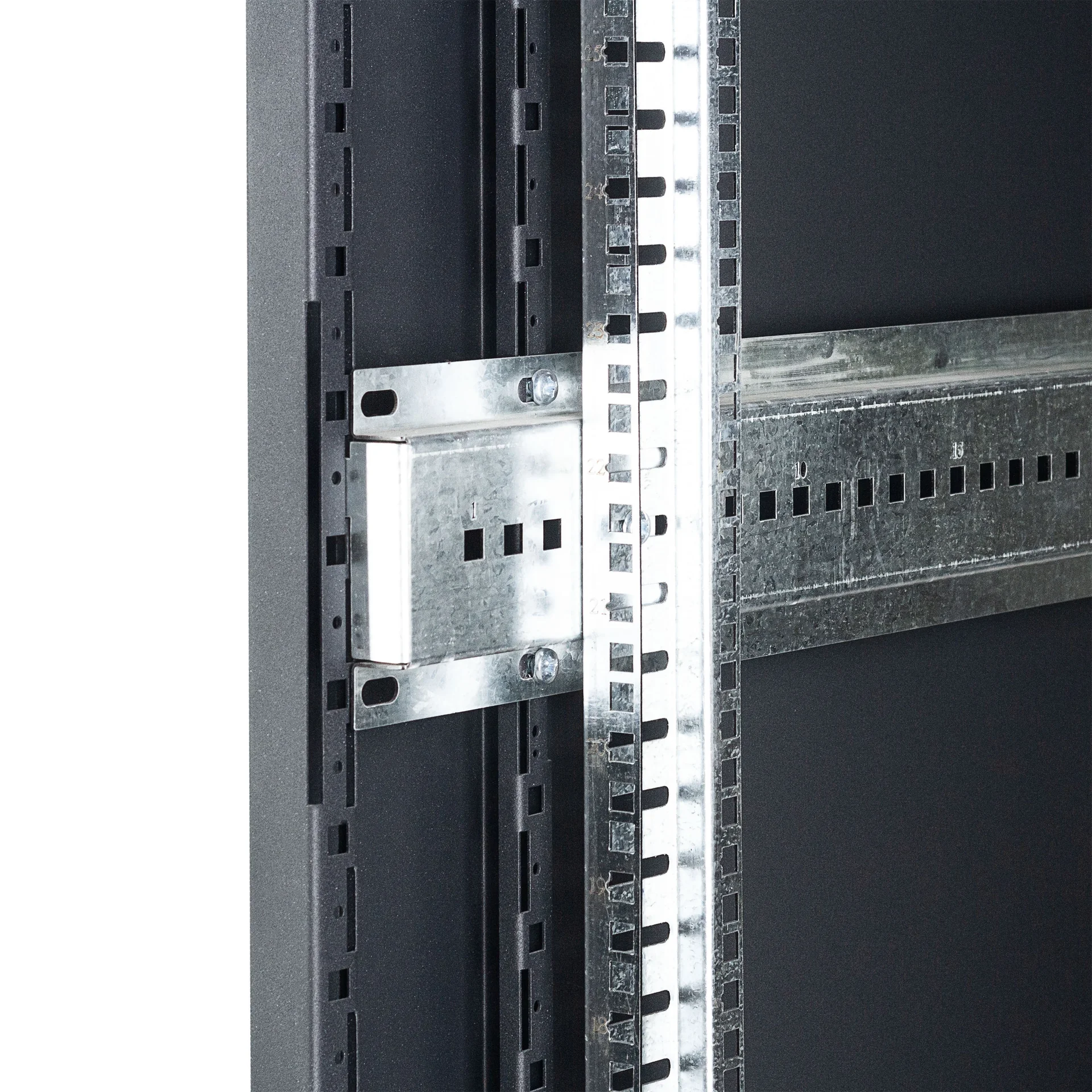 Шкаф телекоммуникационный напольный 42U 600x800мм, серия TFC (SNR-TFC-426080-CPDP-B-SF)