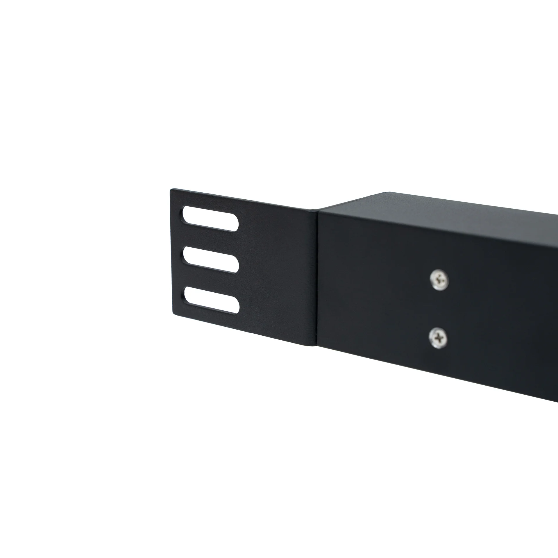 Блок электрических розеток на 16 гнезд Schuko, шнур питания 3 м 3x2.5мм2 с вилкой IEC 60309 16A 2P＋E (IP44) 852.0х50.0х44.4мм