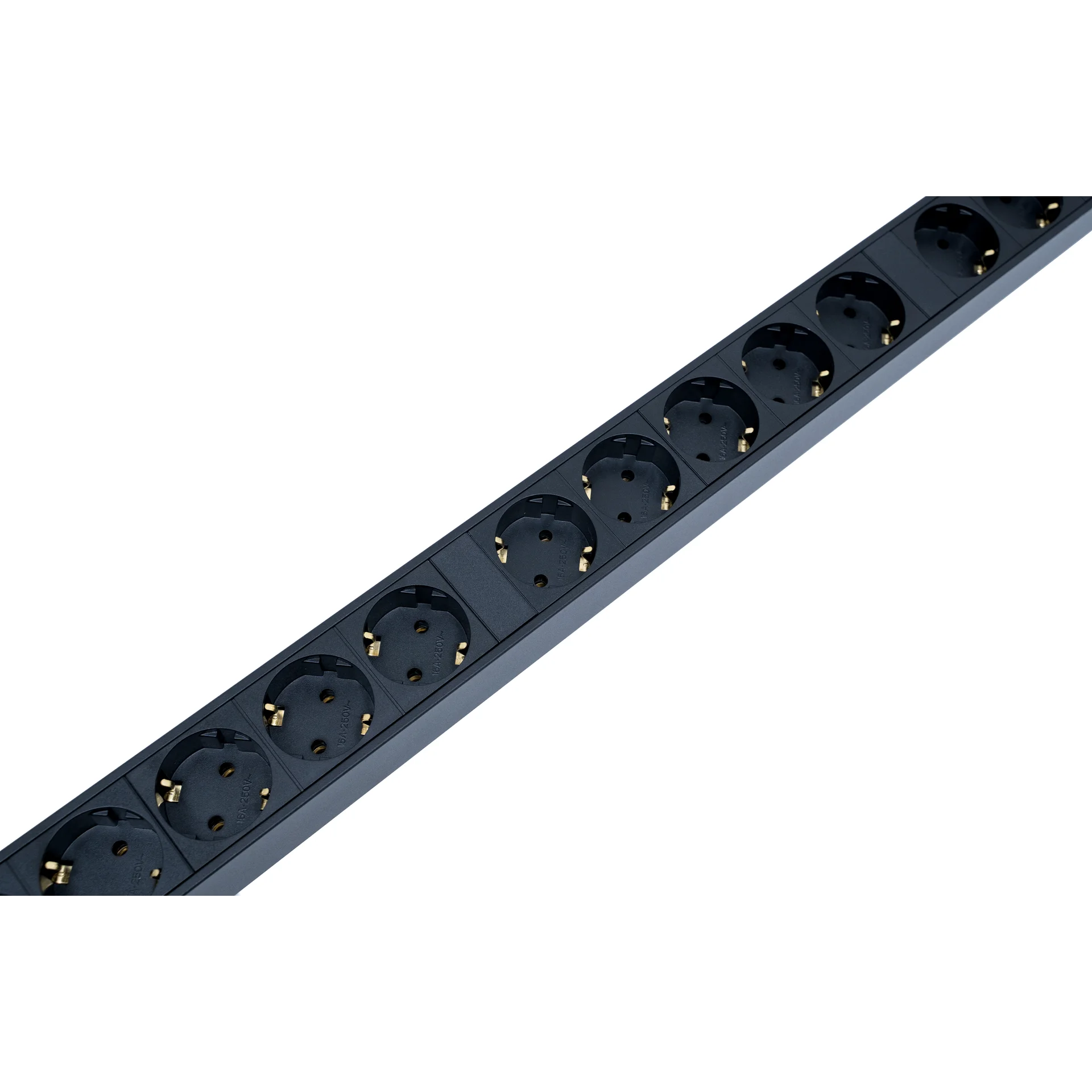 Блок электрических розеток на 16 гнезд Schuko, шнур питания 3 м 3x2.5мм2 с вилкой IEC 60309 16A 2P＋E (IP44) 852.0х50.0х44.4мм