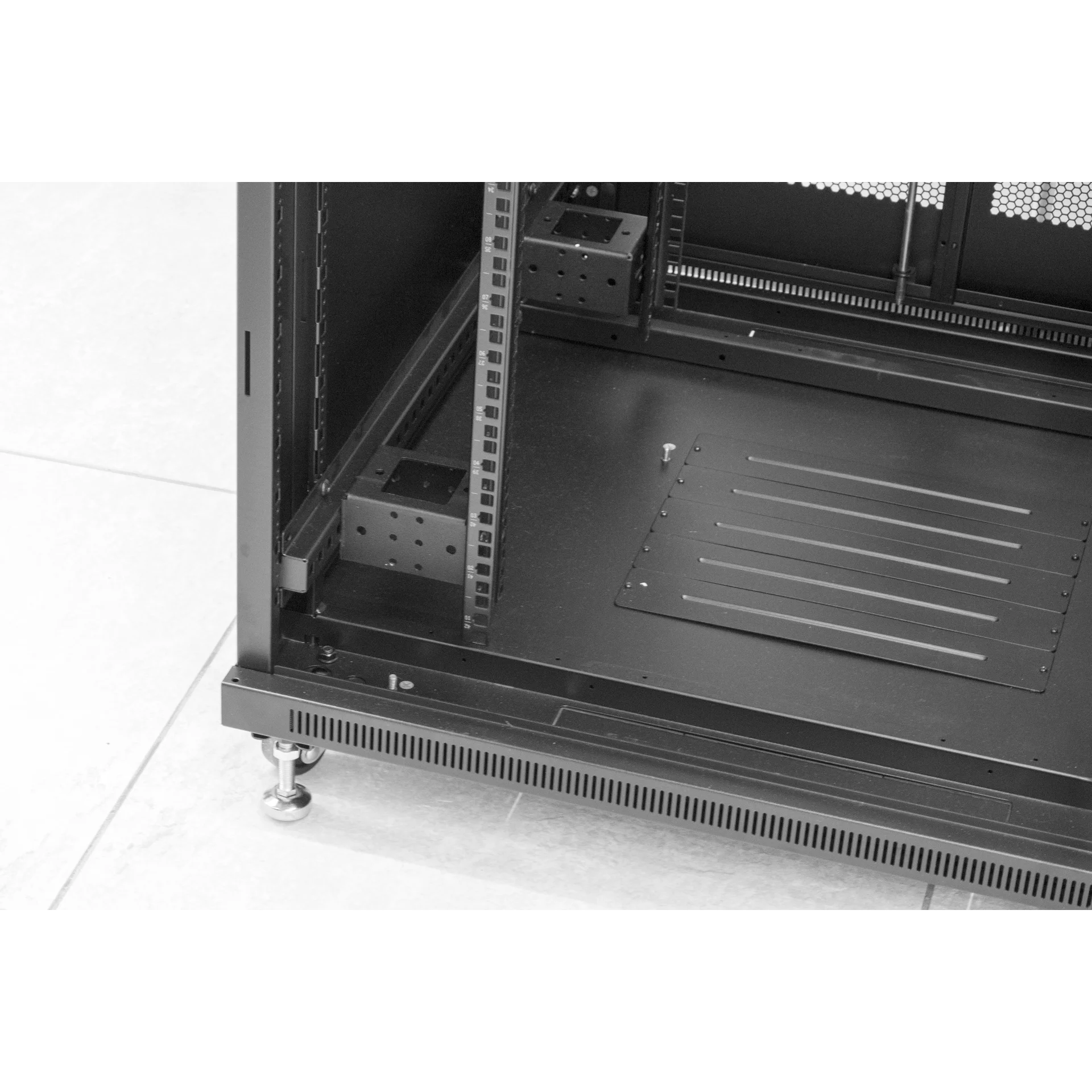 Шкаф телекоммуникационный напольный 47U 800x1000мм, серия TFC (SNR-TFC-478010-CPDP-B)