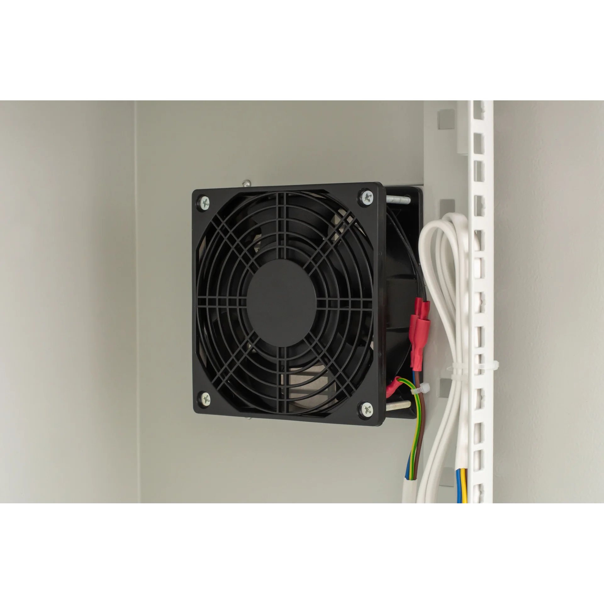 Шкаф настенный 15U с обзорной дверью, IP55, глубина 450мм (охлаждение, контроль климата)