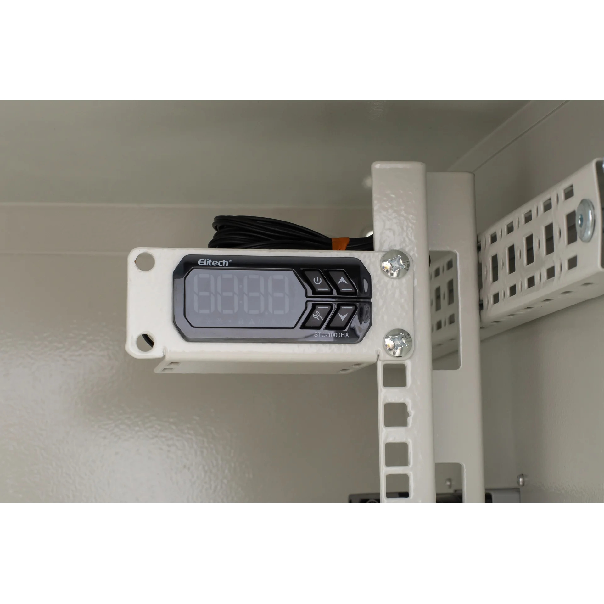 Шкаф настенный 15U с обзорной дверью, IP55, глубина 450мм (охлаждение, контроль климата)