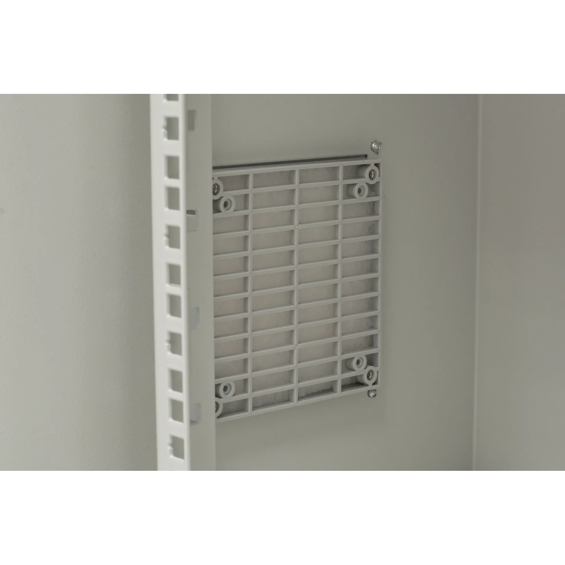 Шкаф настенный 15U с обзорной дверью, IP55, глубина 450мм (охлаждение, контроль климата)