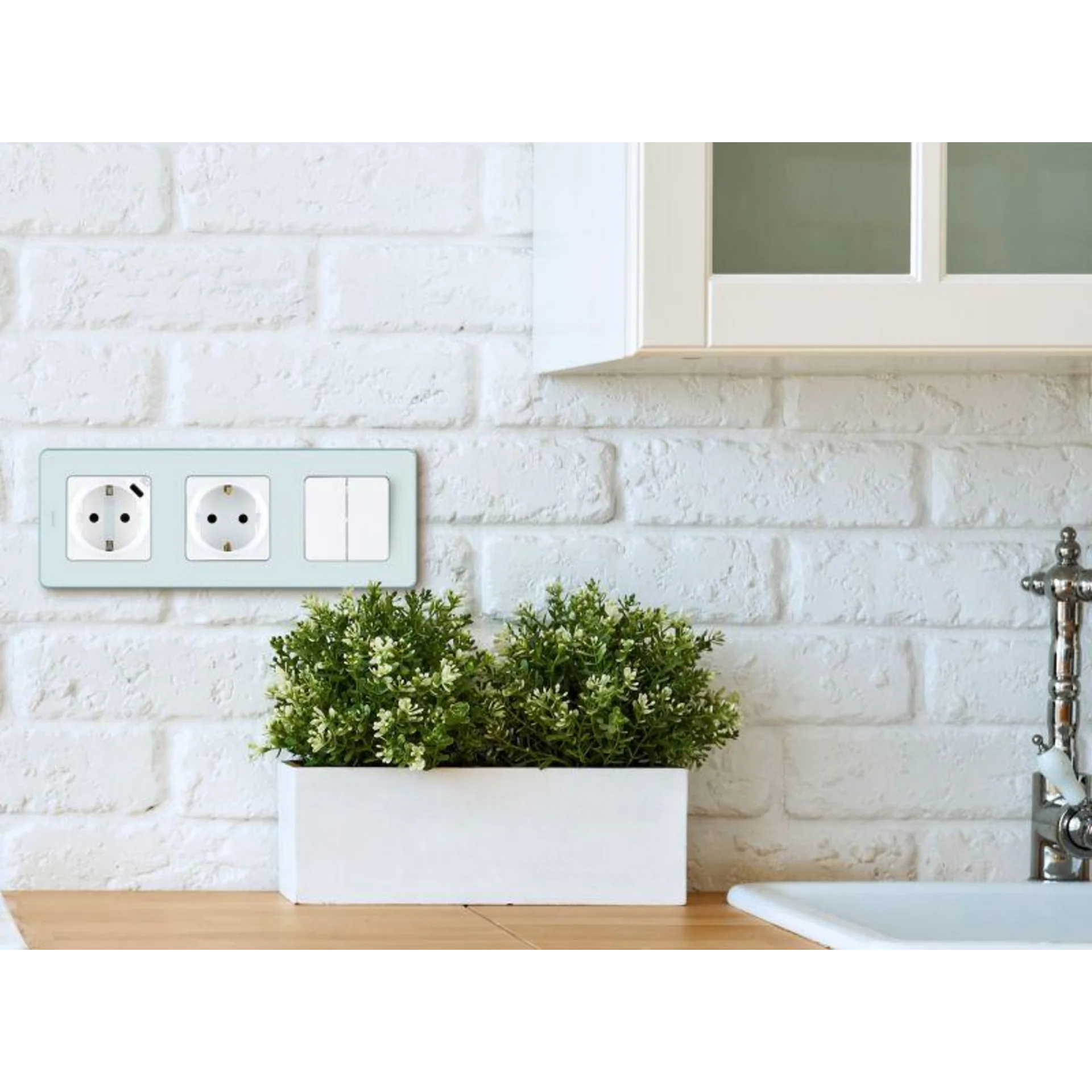 Розетка 1-м СП Inspiria 16А IP20 250В 2P+E защ. шторки немецк. стандарт механизм бел. Leg 673730