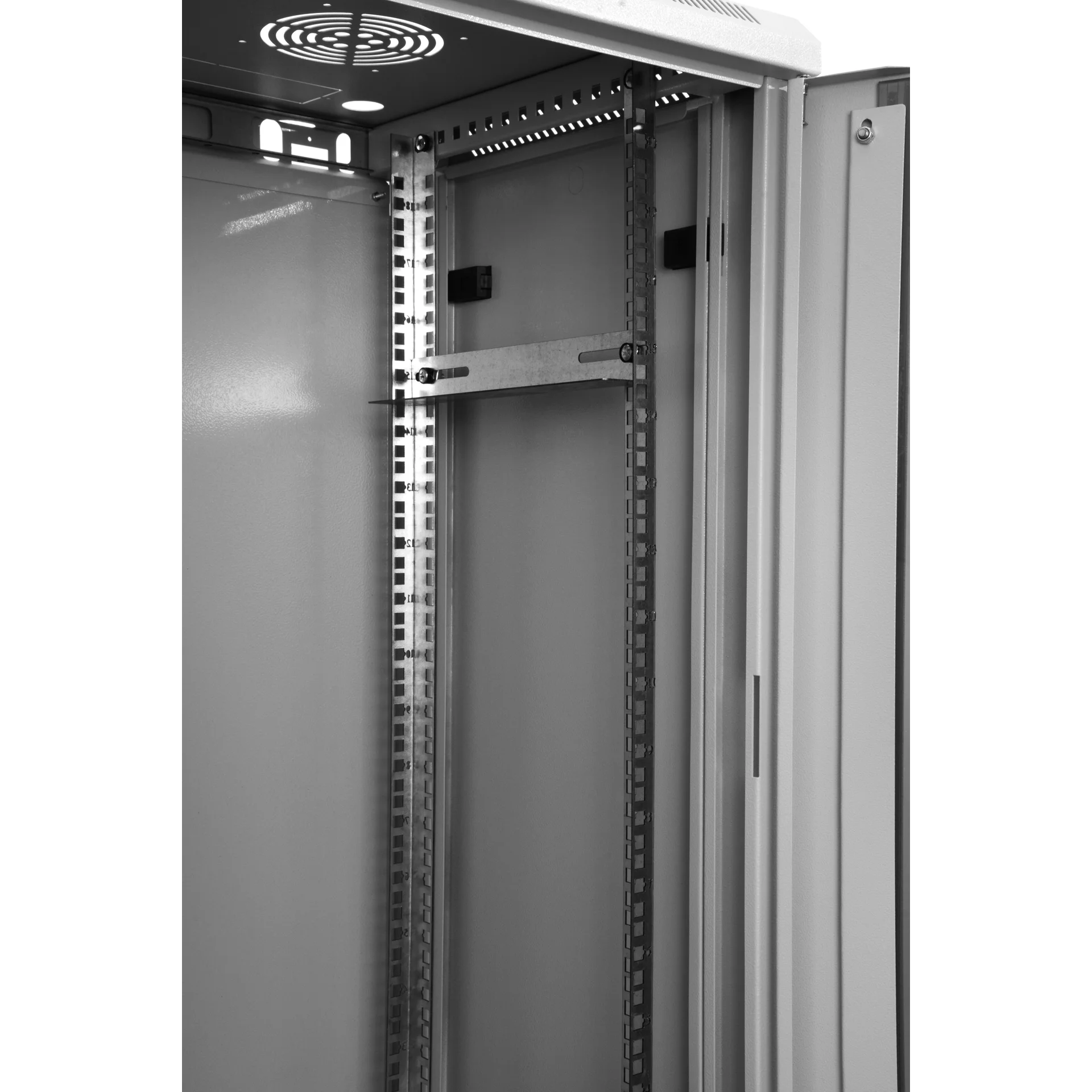 Шкаф телекоммуникационный настенный 18U, 600х450х901 (ШхГхВ)