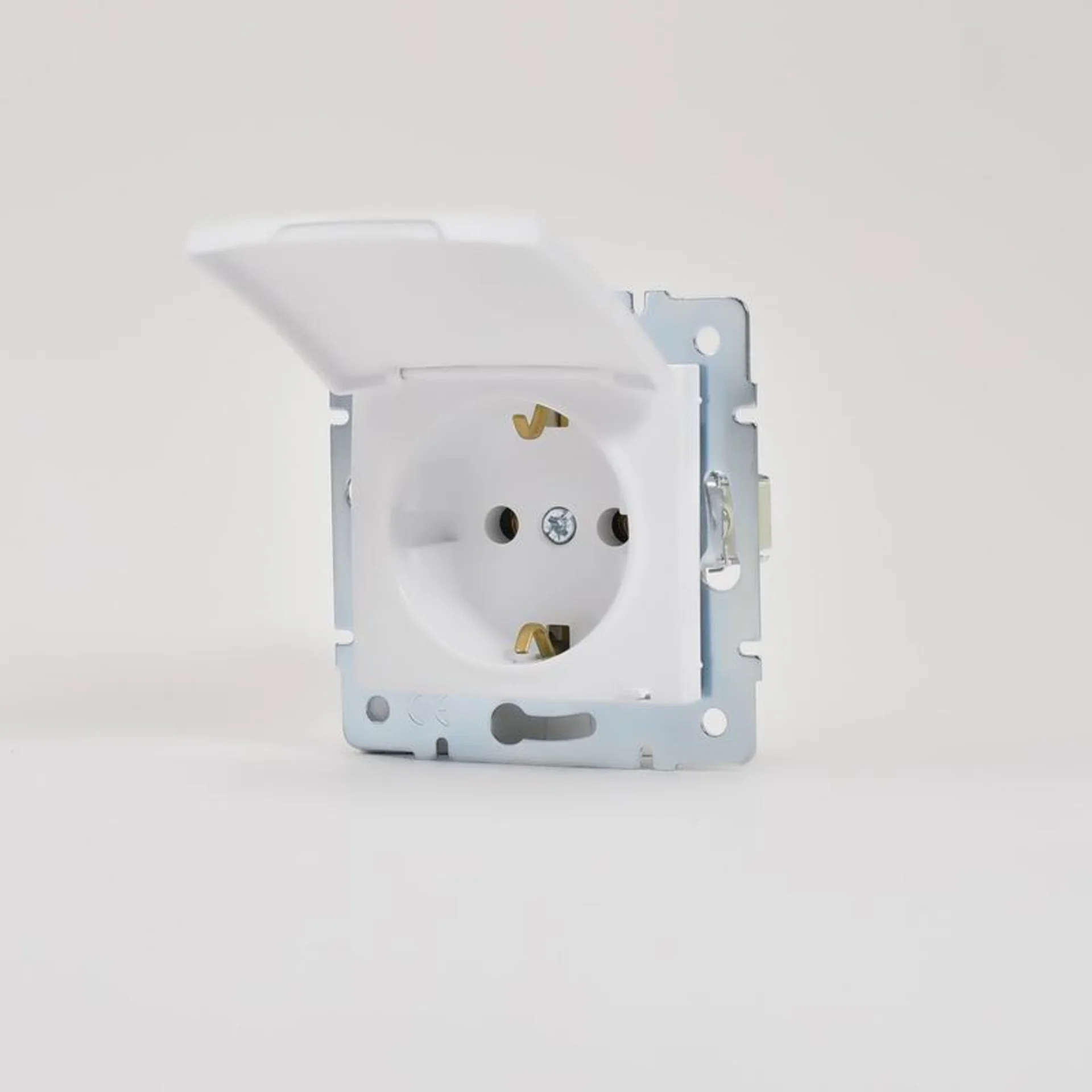 Розетка 1-м СП Karina с заземл. с крышкой термопласт механизм бел. LEZARD 707-0288-123B