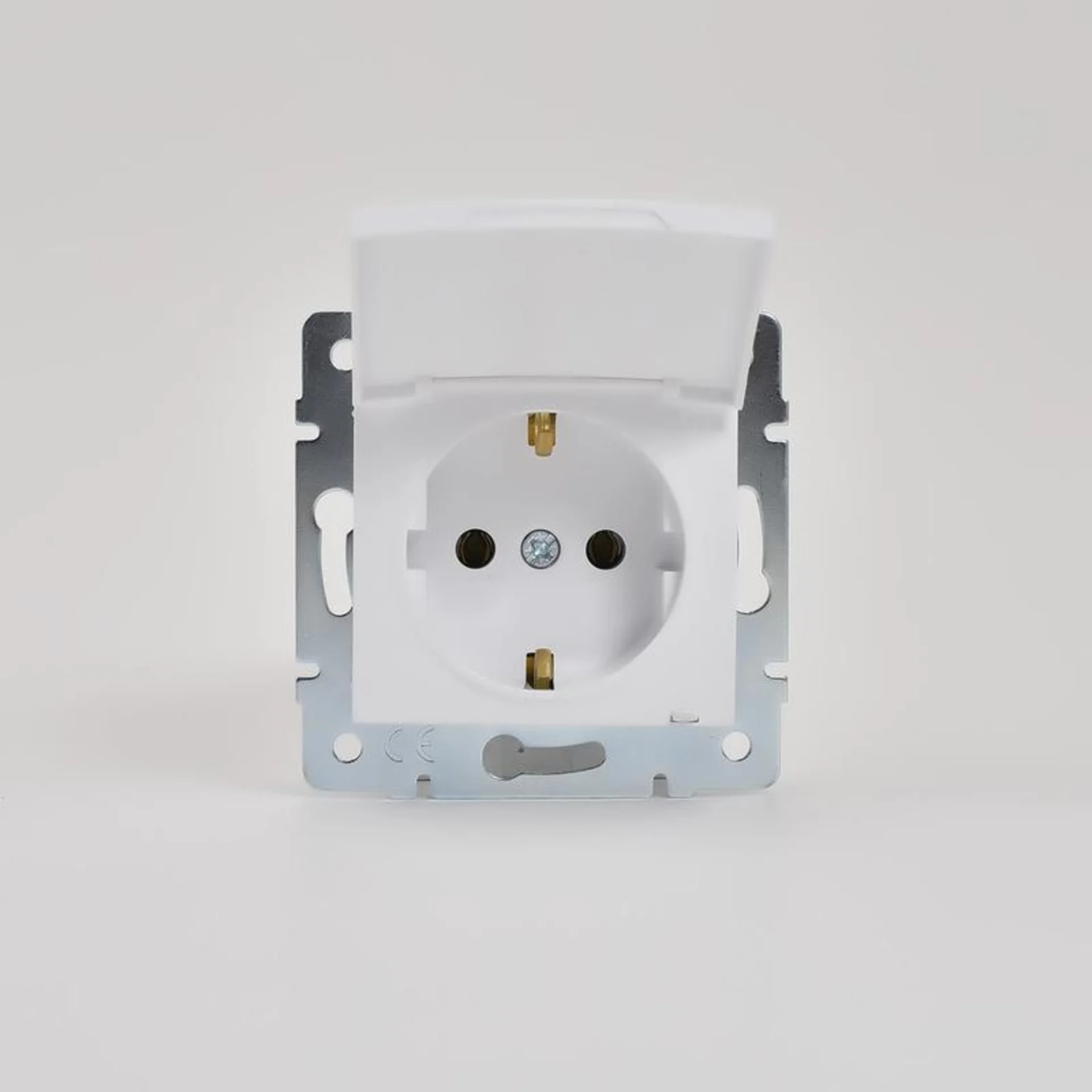 Розетка 1-м СП Karina с заземл. с крышкой термопласт механизм бел. LEZARD 707-0288-123B