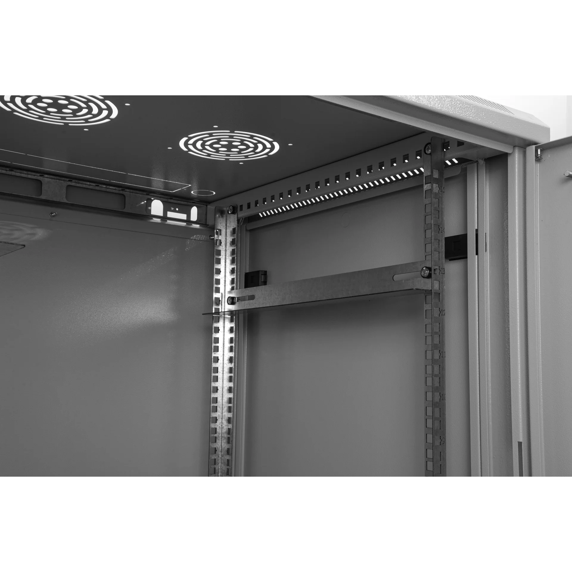 Шкаф телекоммуникационный настенный 18U, 600х600х901 (ШхГхВ)