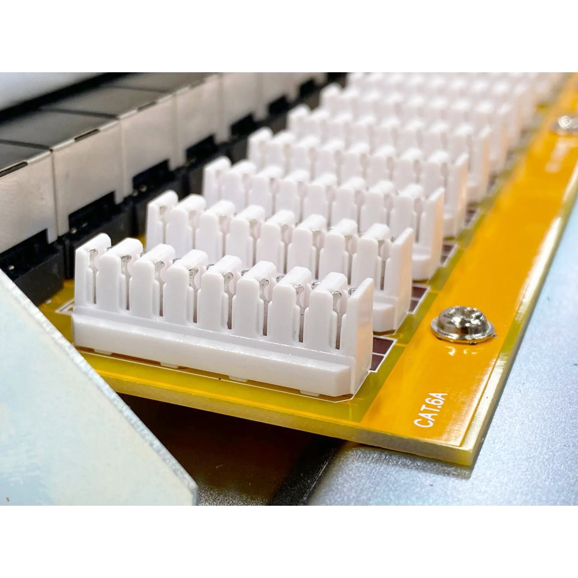 Коммутационная панель SNR, 19" экранированная, 1U, 24 порта, cat.6А, горизонтальная заделка