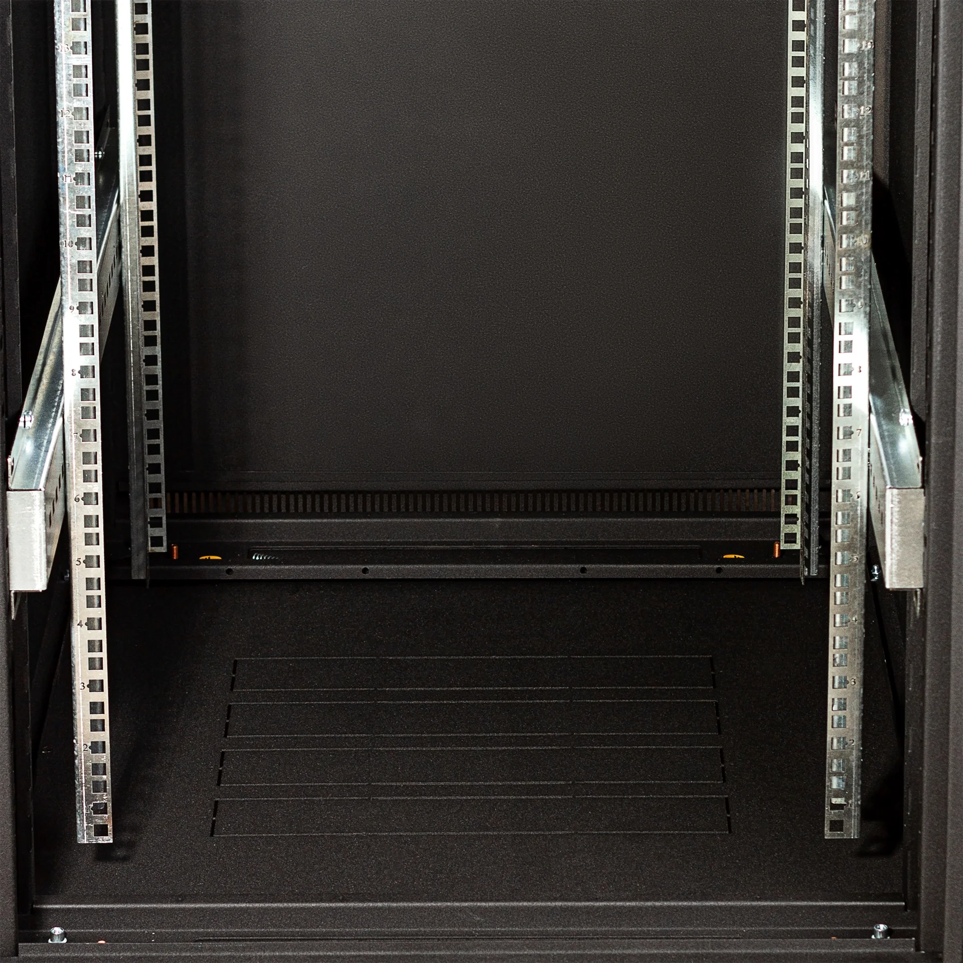 Шкаф телекоммуникационный напольный 47U 600x800мм, серия TFC (SNR-TFC-476080-GS-B-SF)