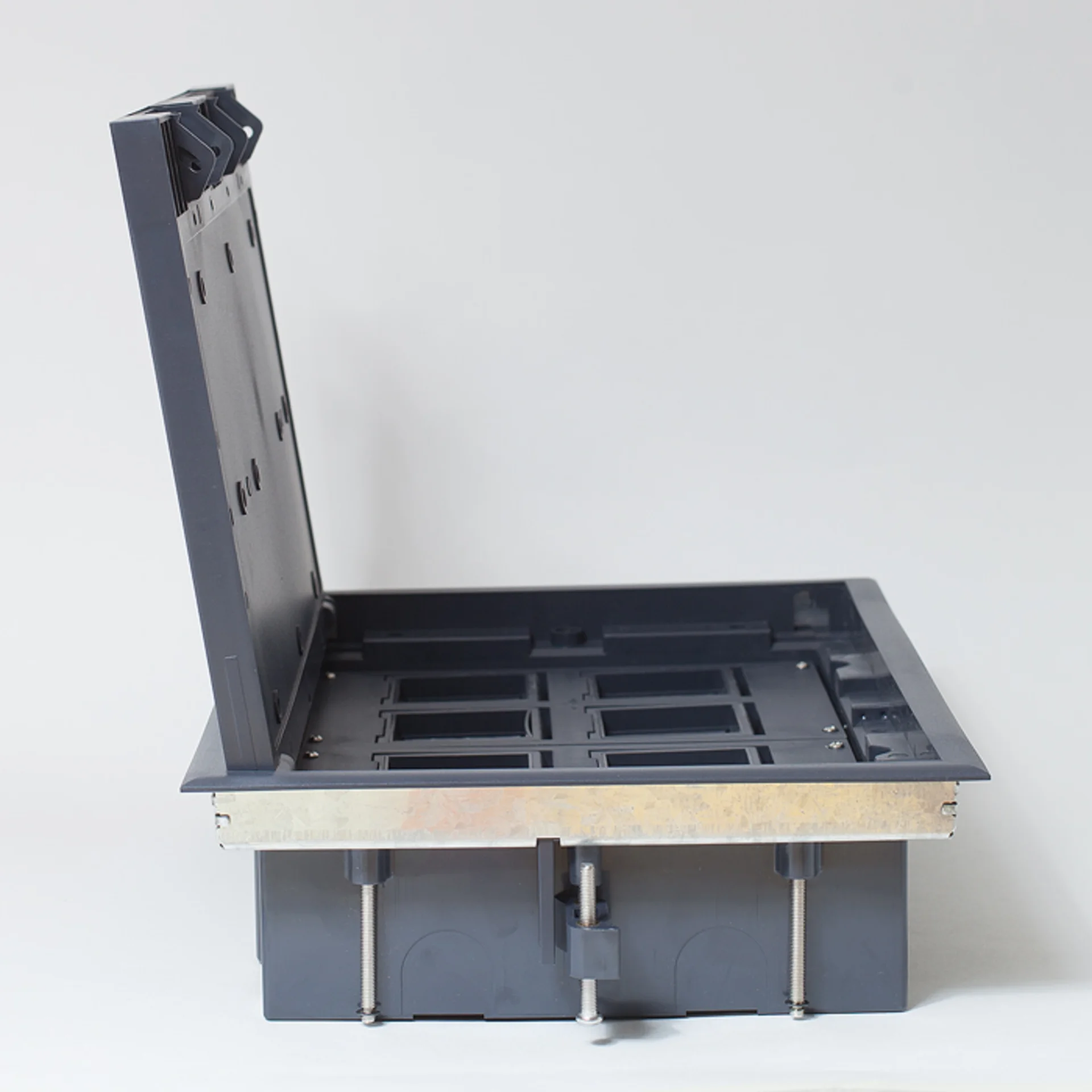 Люк на 8 постов (45х45),металл/ пластик, с пластиковой коробкой, IP40