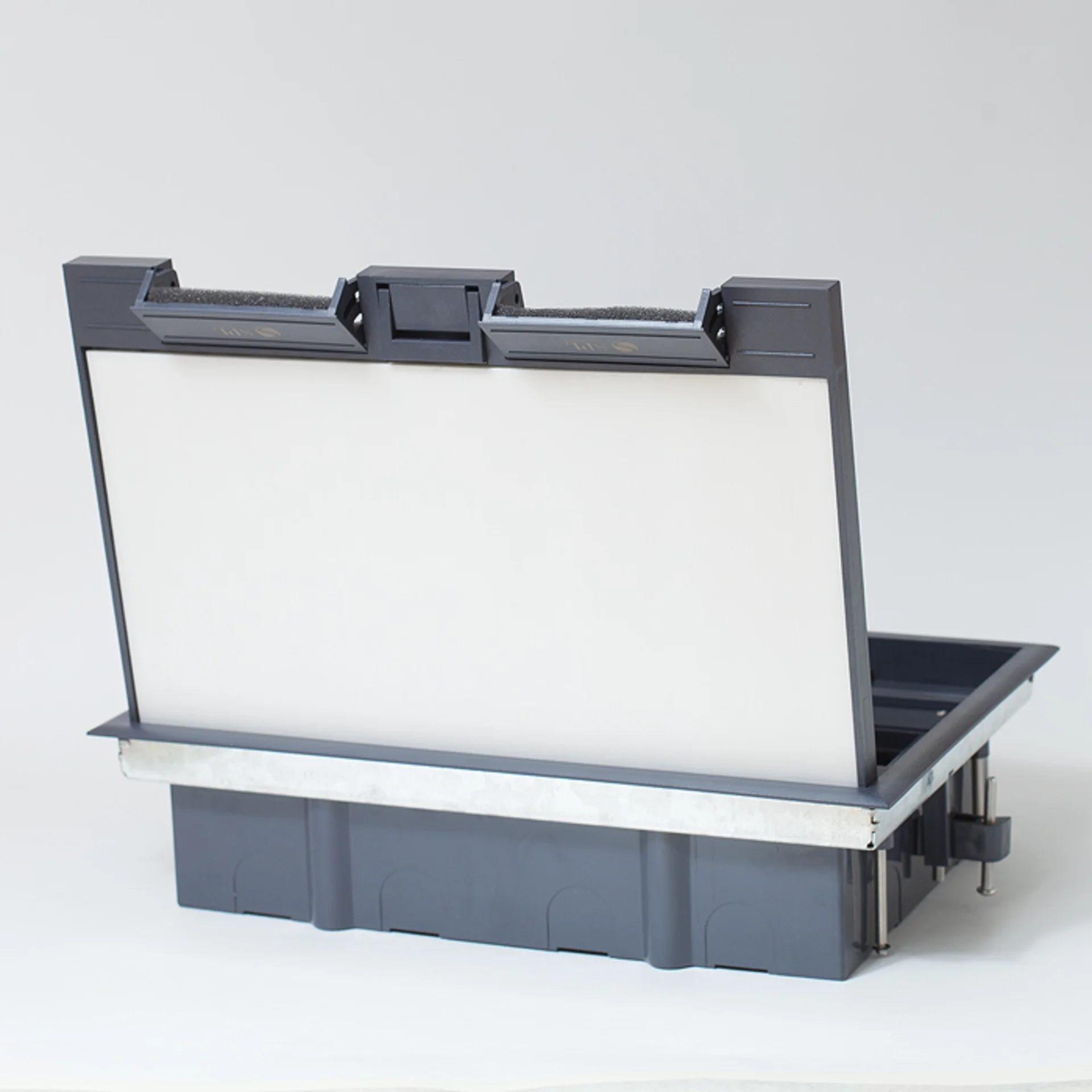 Люк на 8 постов (45х45),металл/ пластик, с пластиковой коробкой, IP40