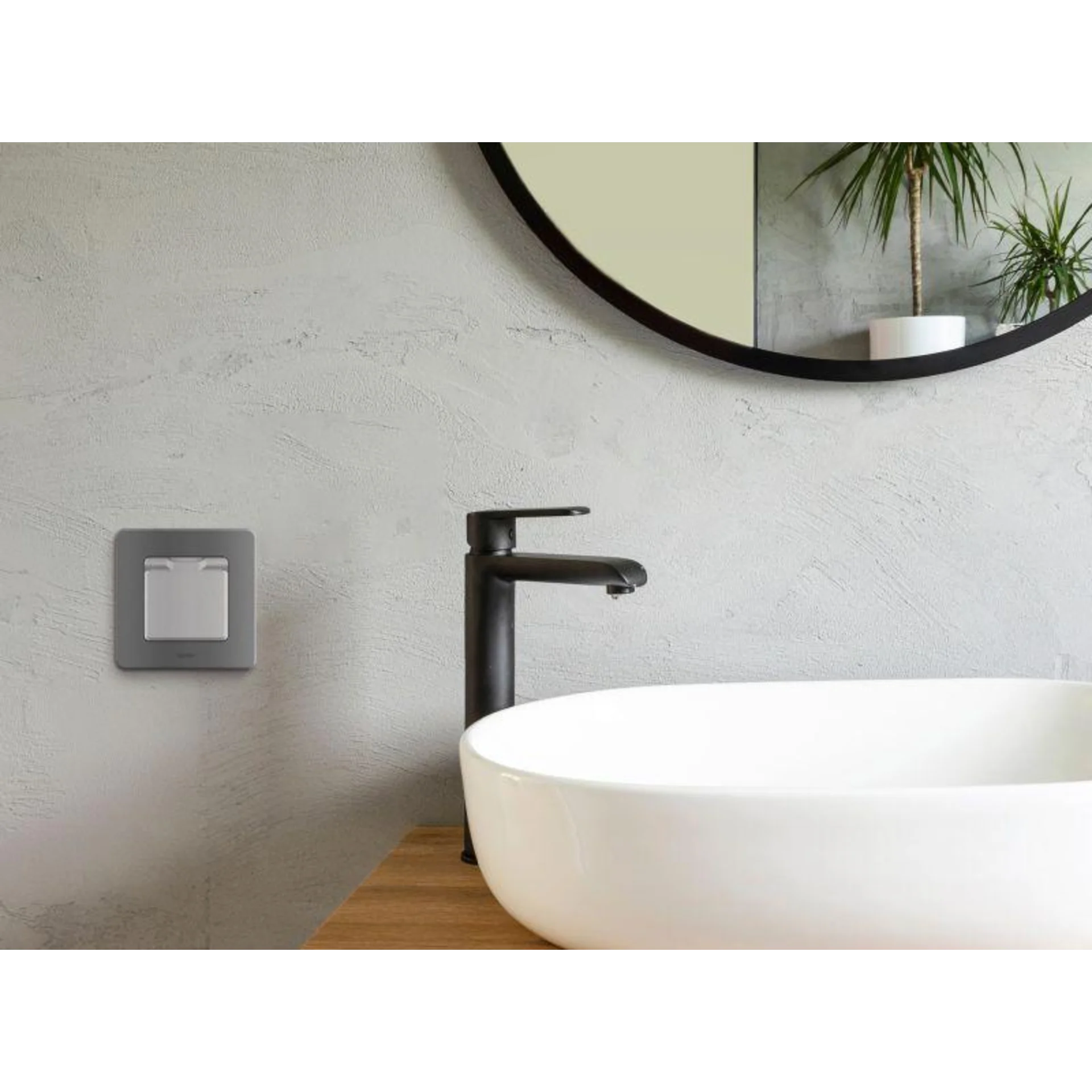 Розетка 1-м СП Inspiria 16А IP44 250В 2P+E защ. шторки с крышкой немецк. стандарт механизм алюм. Leg