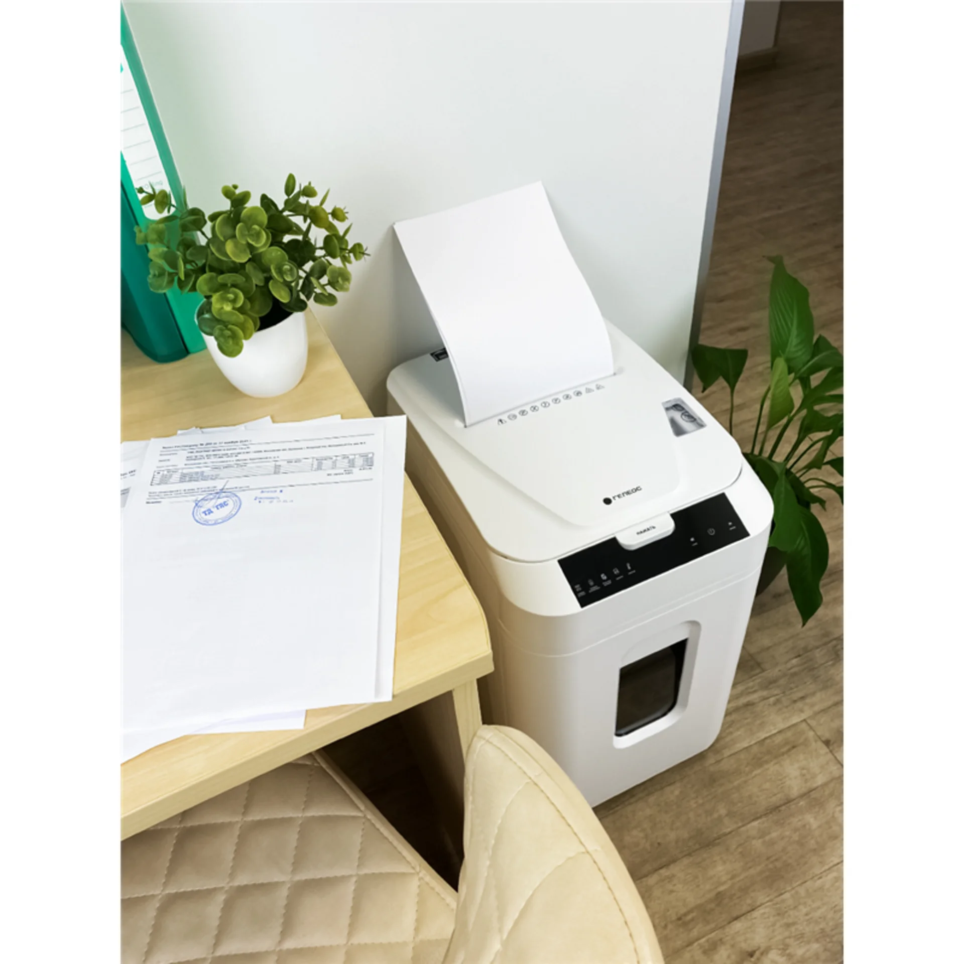 Уничтожитель документов ГЕЛЕОС АП40-5, DIN P-5 (5 ур-нь секр.), фрагмент 1,9х12мм, АВТОПОДАЧА 180 лист (70г/м2), пл.карты/скрепки/скобы, 37 литров