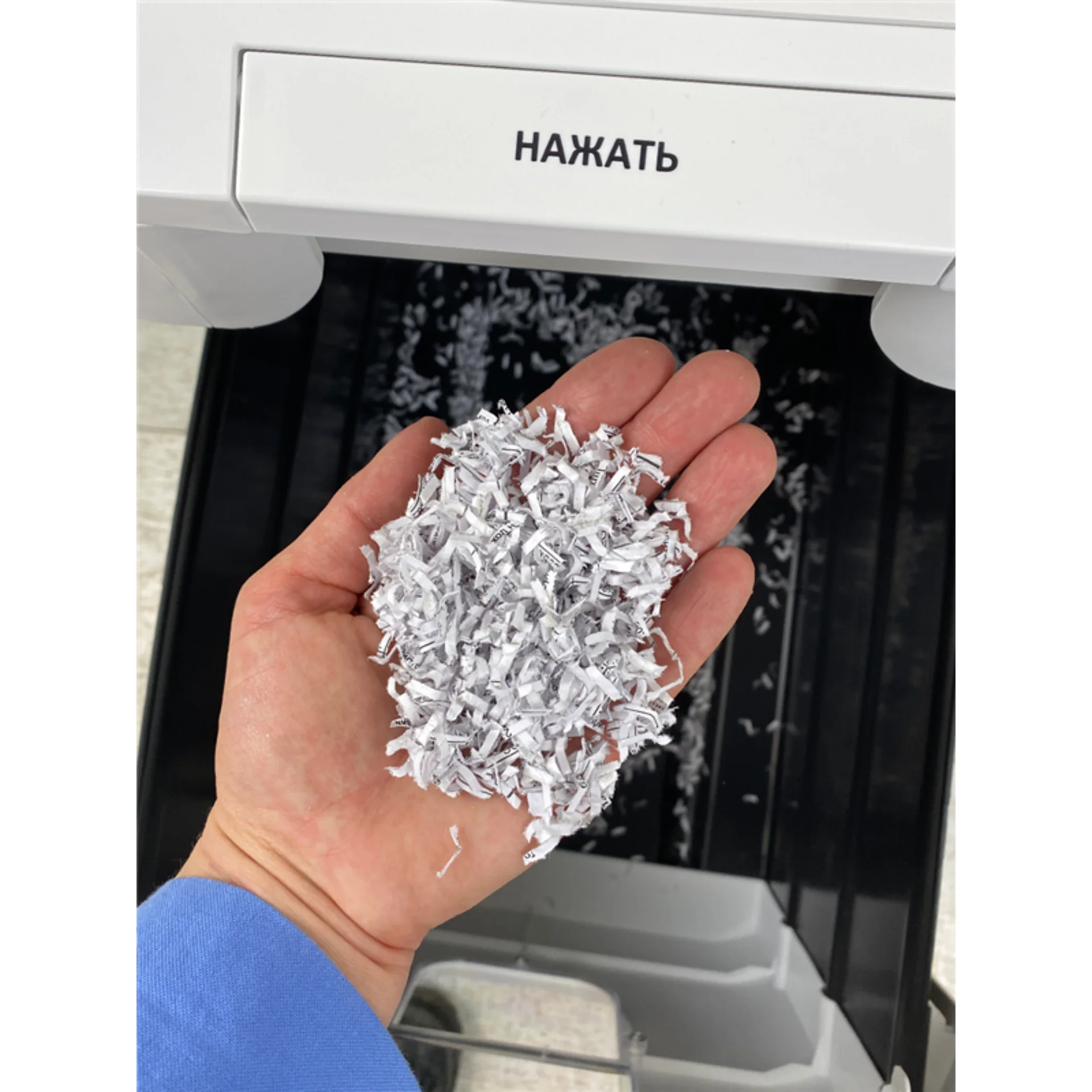 Уничтожитель документов ГЕЛЕОС АП40-5, DIN P-5 (5 ур-нь секр.), фрагмент 1,9х12мм, АВТОПОДАЧА 180 лист (70г/м2), пл.карты/скрепки/скобы, 37 литров