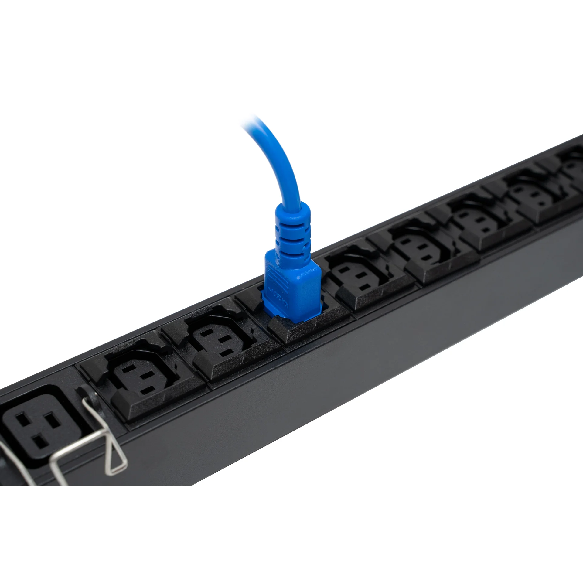 Блок электрических розеток на 20хIEC320 C13 и 4хIEC320 C19, шнур питания 3 м 3x6мм2 с вилкой IEC 60309 32A 2P＋E (IP44) 1221.0х50.0х44.4